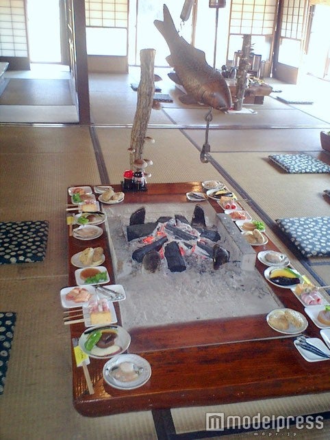 囲炉裏を囲んで食べる炭焼き料理／画像提供：やきやしんたく