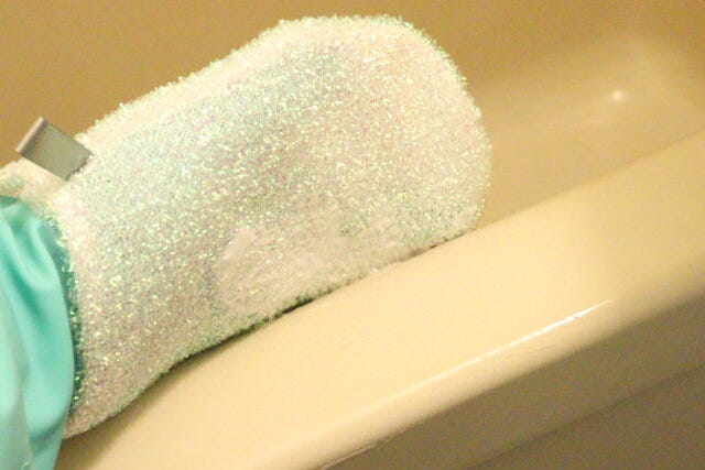 ダイソーの浴室用おそうじミトンは手にフィットして洗いやすい