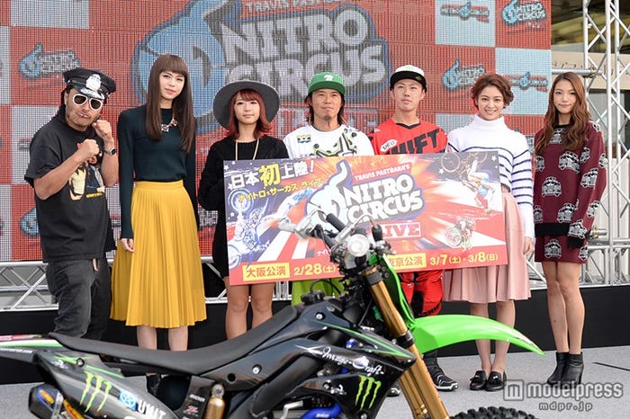 (左より)ワダポリス、佐藤晴美、Aya、鈴木大助選手、渡辺元樹選手、楓、須田アンナ