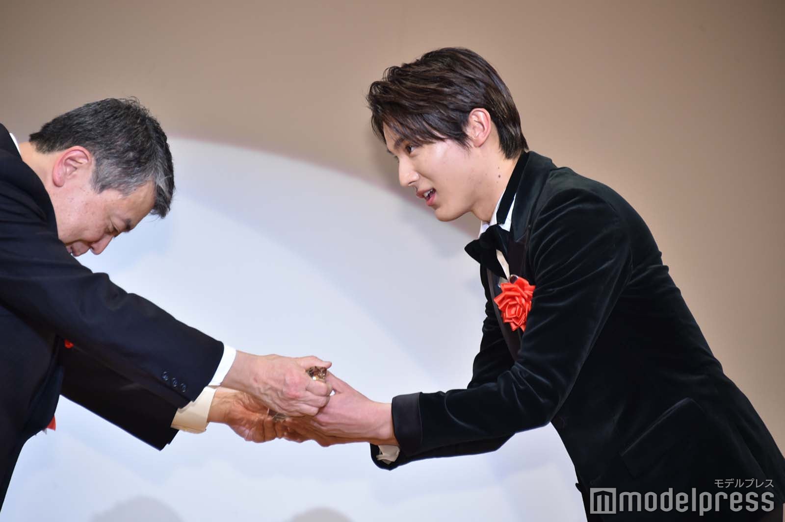 表彰される中川大志 （C）モデルプレス