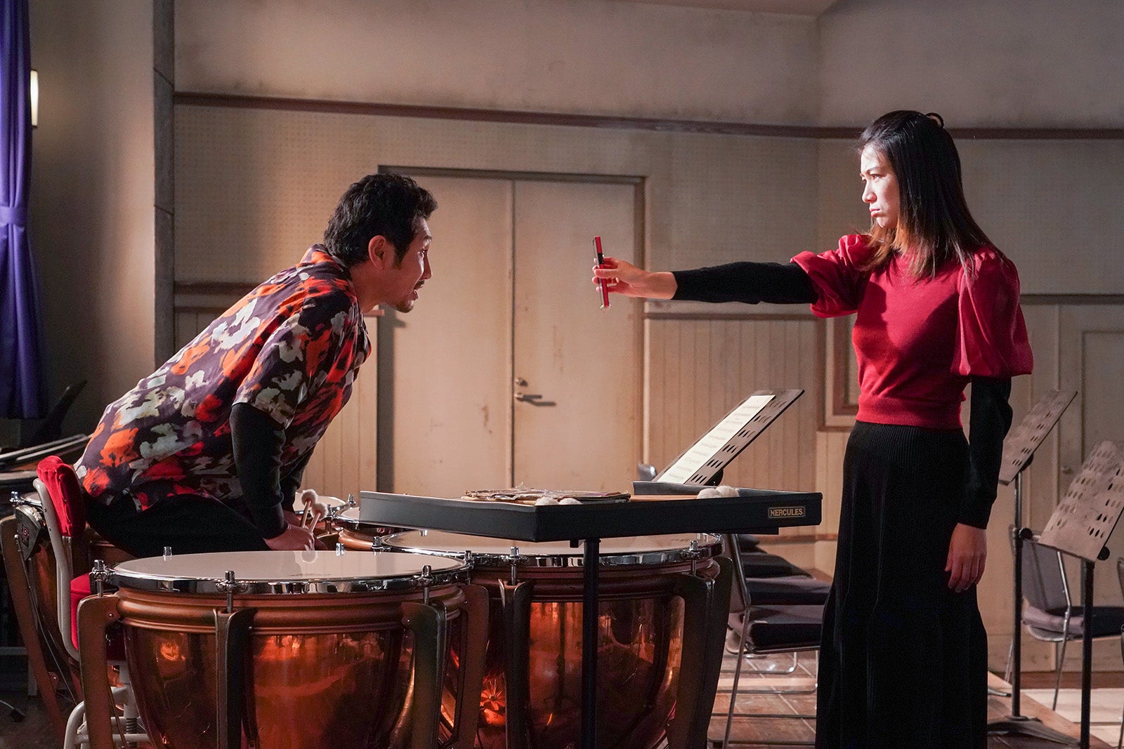 渋川清彦、瀧内公美（C）NTV