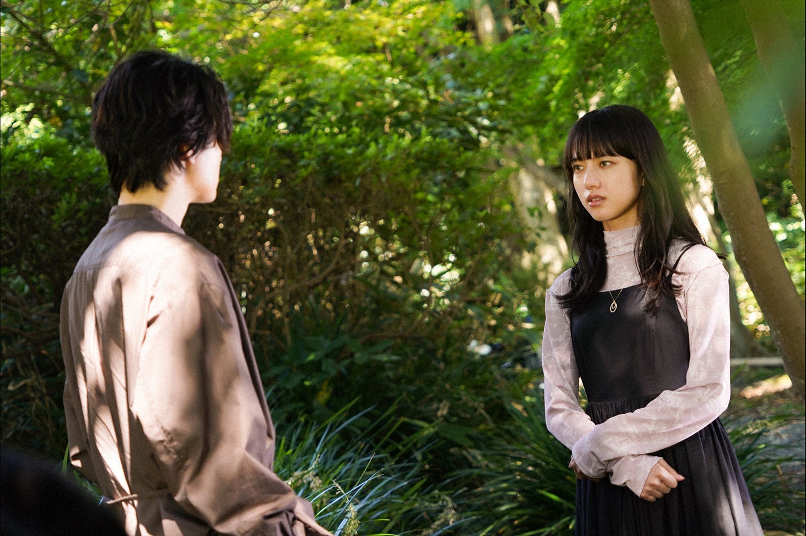 瀬戸康史、清原果耶／「霊媒探偵・城塚翡翠」場面写真（C）日本テレビ