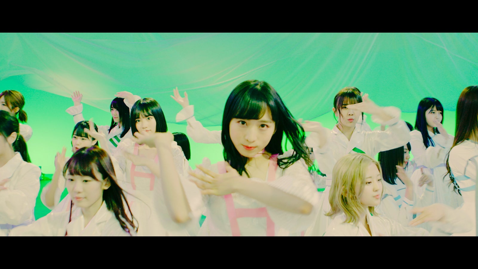 坂道AKB「初恋ドア」MVより（C）AKS／キングレコード