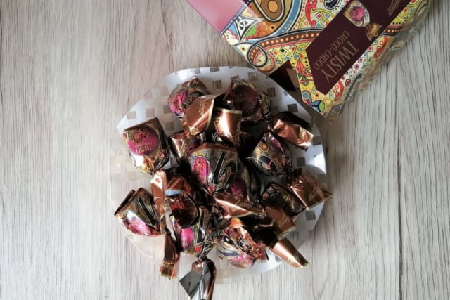 テーブルの上に広げた、成城石井「プラリネカカオ」