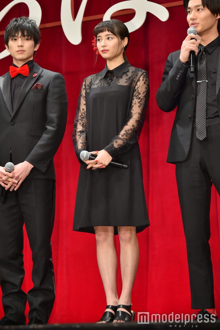 広瀬すず、黒×赤の大人カラーは肌見せですっきり＜ファッションチェック＞（C）モデルプレス