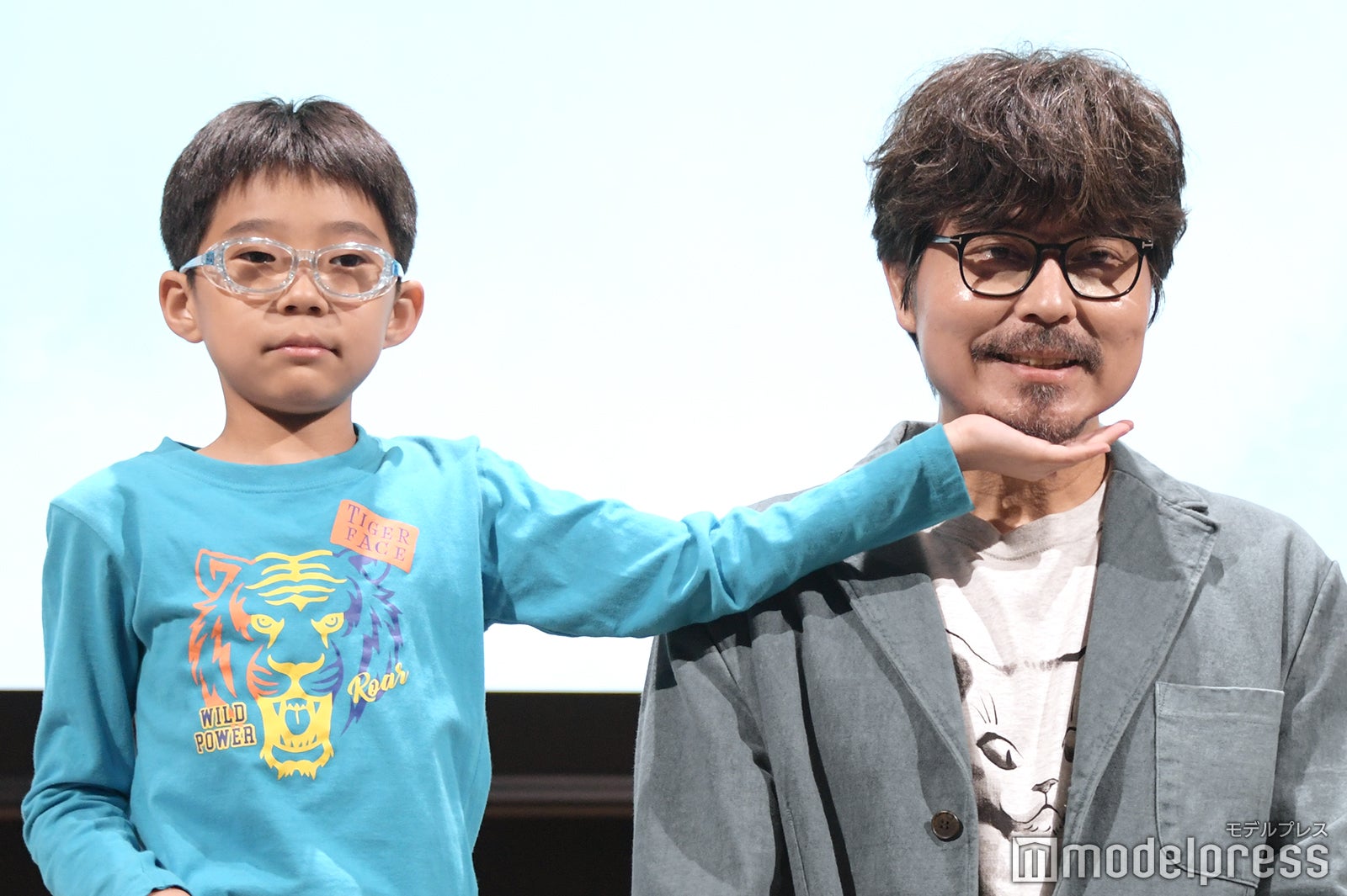 父役・小澤征悦の顎を撫でながらフォトセッションに参加する嶋田鉄太（C）モデルプレス