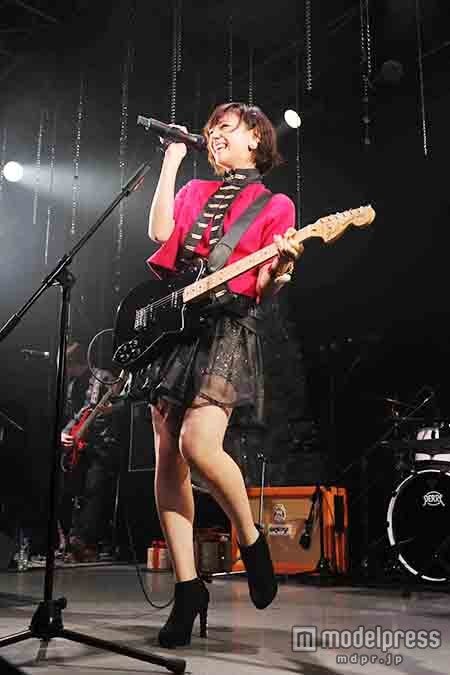 西内まりや／ギターをかき鳴らす