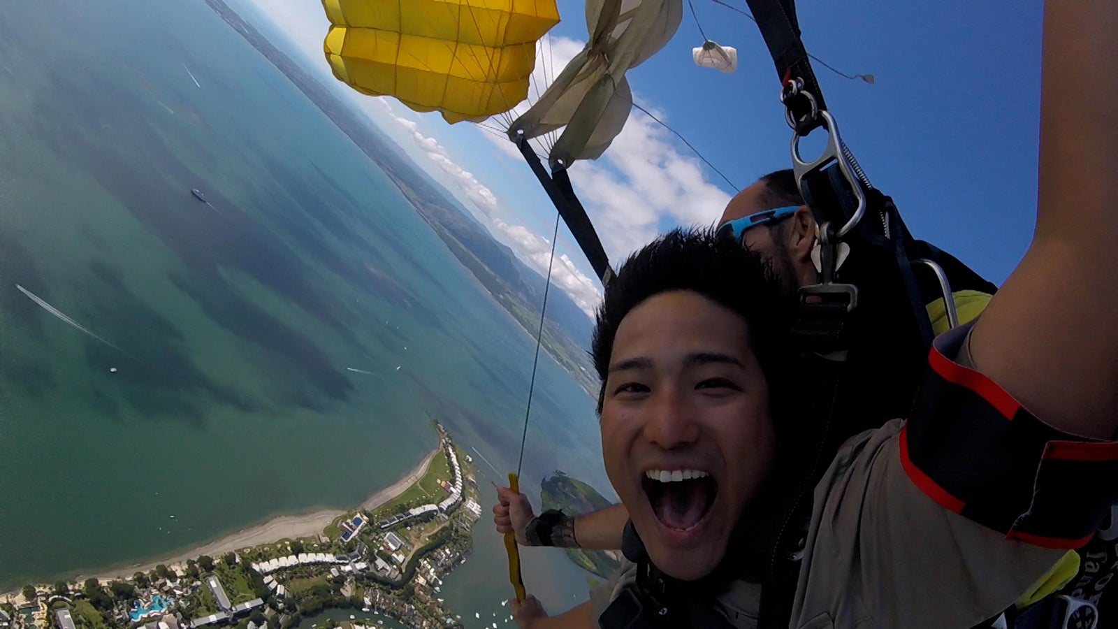 ジャニーズWEST桐山照史、人生初スカイダイビングで絶叫 “全身泥まみれ”の姿に「抱きしめてほしい」