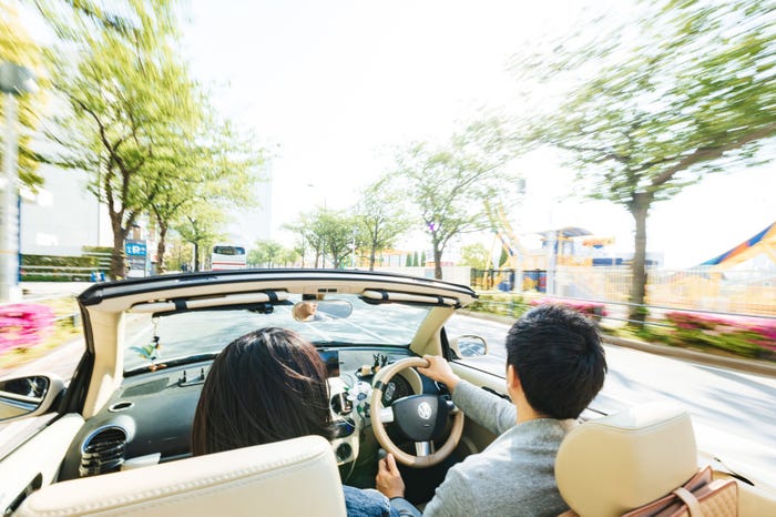 助手席での行動であなたの評価が変わる可能性も/Photo by ぱくたそ