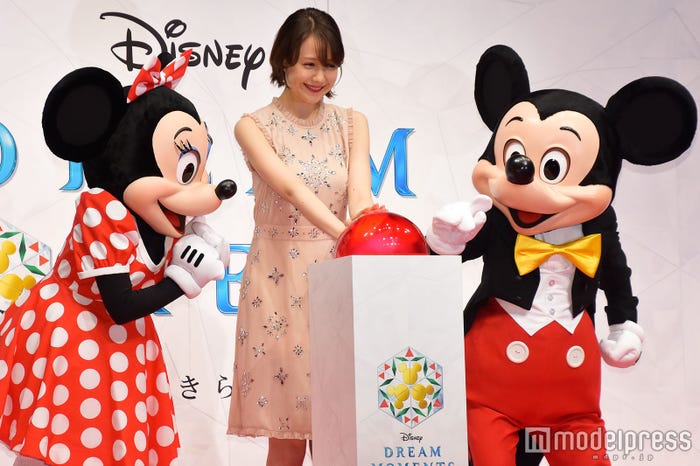 ミニーマウス、トリンドル玲奈、ミッキーマウス、点灯式の様子 (C)モデルプレス