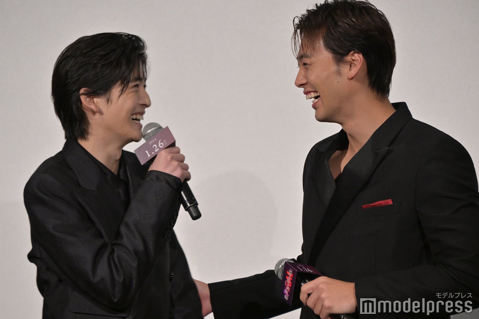 高橋文哉をフォローする竹内涼真（C）モデルプレス