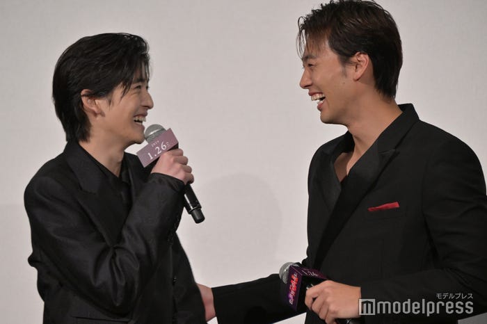 高橋文哉をフォローする竹内涼真(C)モデルプレス