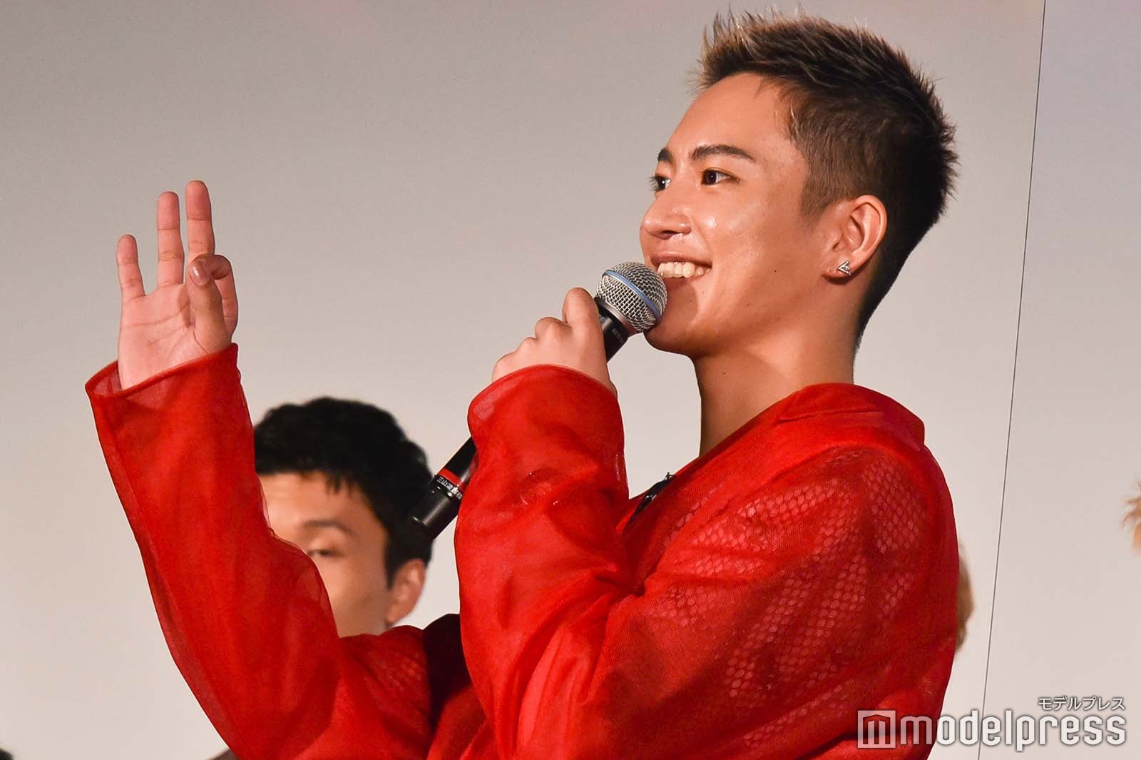 観客に天下井の感想を聞く三山凌輝 （C）モデルプレス