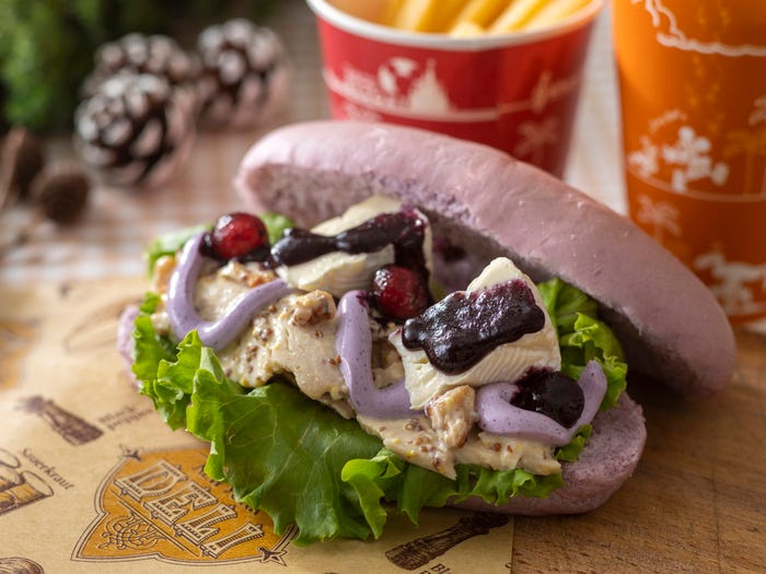 カマンベールチーズとマスタードチキンとクルミのサンド、ベリーソースフレンチフライポテト990円(C)Disney