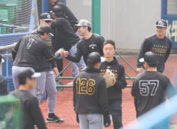 侍ジャパン戦友が熱いグータッチ WBC組3人衆がロッテ種市と談笑 坂本とは韓国戦でバッテリー