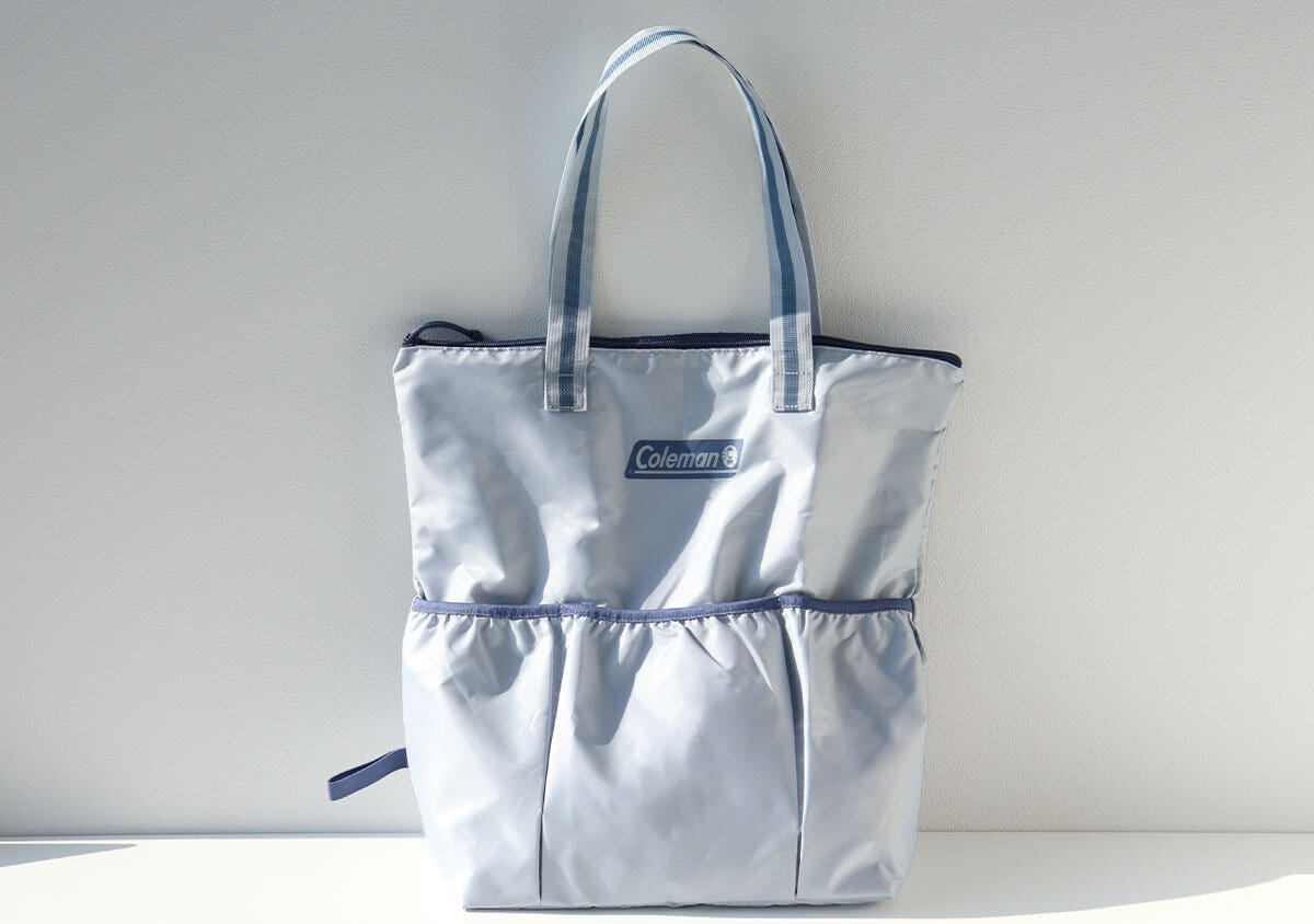 宝島社雑誌付録のInRed5月号増刊のコールマンの3つの外ポケットが便利！内側シルバーの撥水加工バッグ1