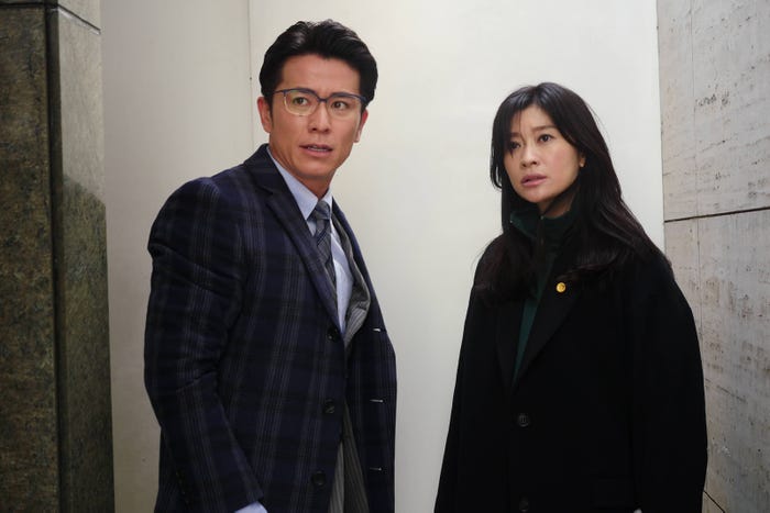 藤森慎吾、篠原涼子「ハイエナ」第3話より(C)ドラマ「ハイエナ」製作委員会
