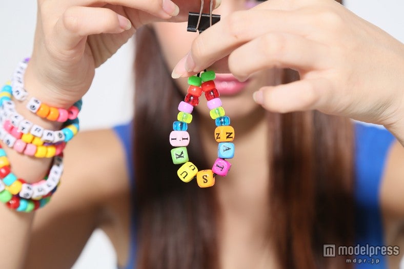 自分の好きなカラフルビーズやアルファベットビーズを順番に通す