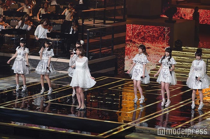 西内まりや×AKB48(C)モデルプレス