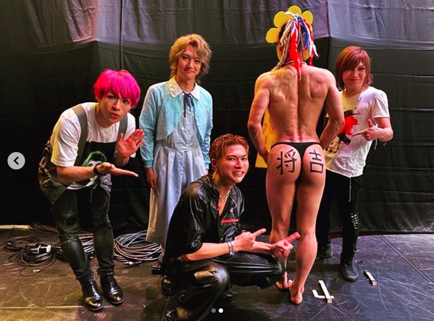 ゴールデンボンバー樽美酒研二、美尻に“将吉”の文字 EXILE SHOKICHIとの豪華ショットに反響
