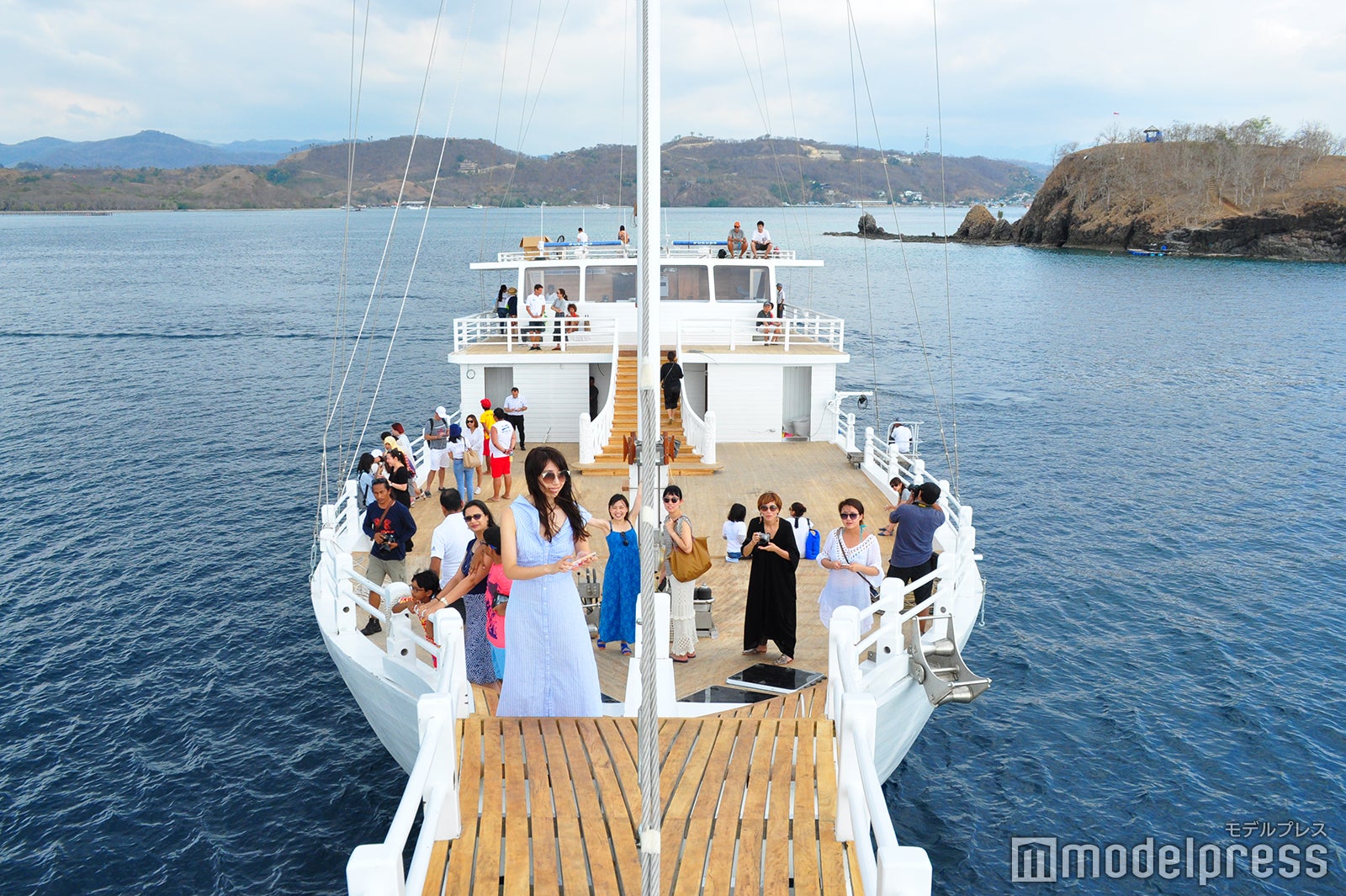 「AYANA Lako di’a」の船首にて（C）モデルプレス