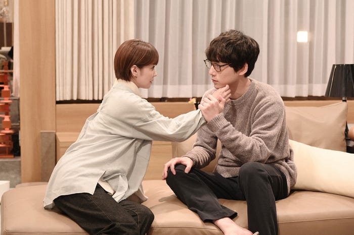 倉科カナ、坂口健太郎/「婚姻届に判を捺しただけですが」第5話より(C)TBS
