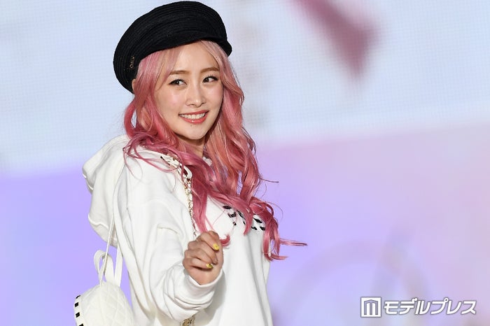 元karaニコル 美脚全開のカジュアルコーデ ピンクヘアがインパクト大 関コレ19s S モデルプレス