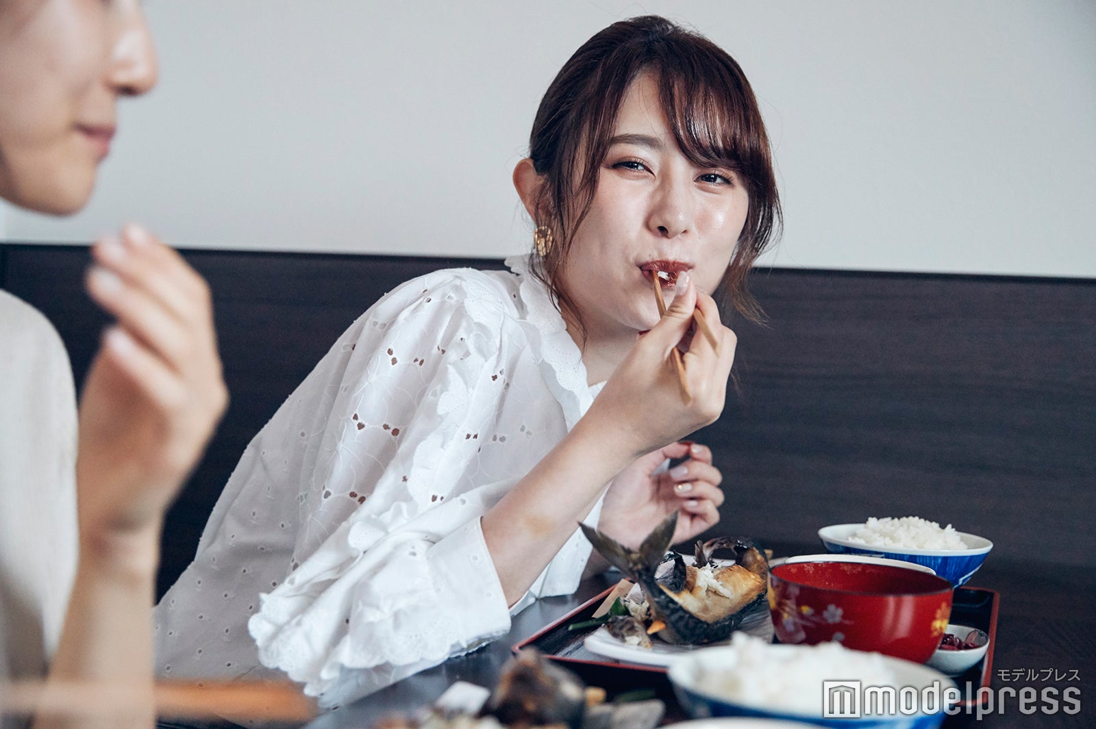 脂がのった焼きたての鯖は、ここでしか味わえない美味しさ！（C）モデルプレス