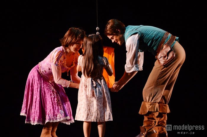 「ディズニー・オン・アイス」子どもと一緒にランタンを上げる