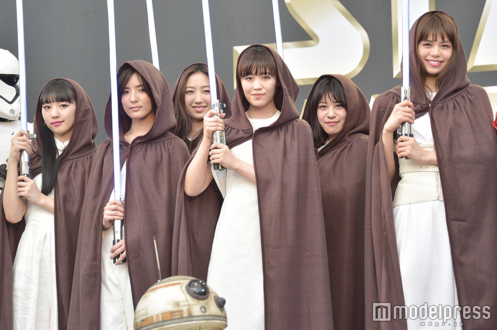 左から：重留真波、藤井萩花、坂東希、鷲尾伶菜、中島美央、佐藤晴美（C）モデルプレス