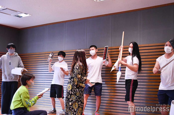 後列の動きを確認する/「KOUGU維新」ミュージカル稽古密着の様子(C)モデルプレス