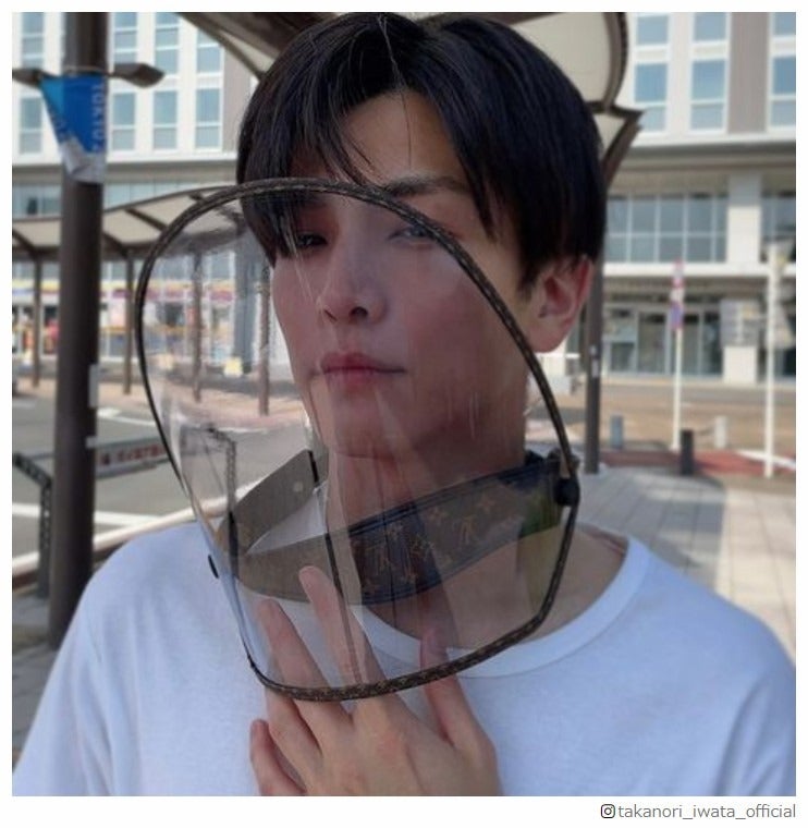 三代目JSB岩田剛典、“ルイ・ヴィトン”フェイスシールド姿に「おしゃれ」「セレブ」の声