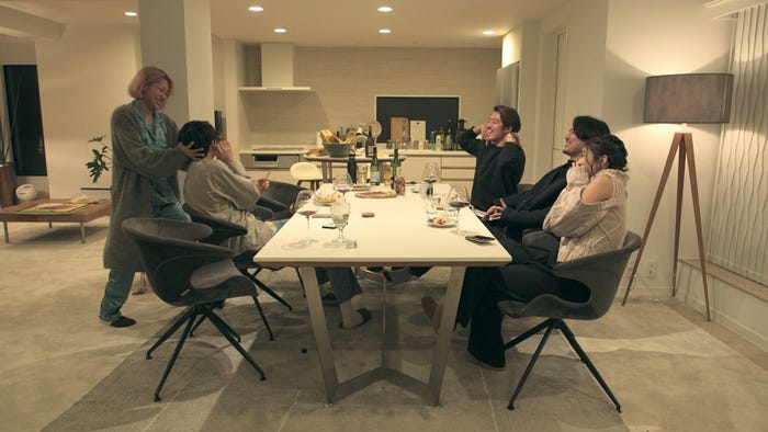 花から顔面ケーキを受ける志遠「TERRACE HOUSE TOKYO 2019-2020」39th WEEK(C)フジテレビ/イースト・エンタテインメント