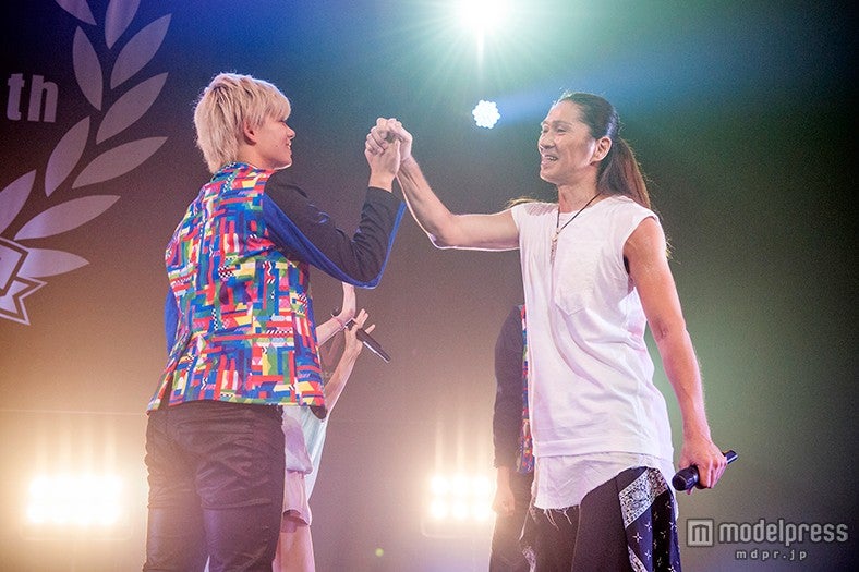 SAMと握手を交わすカイ