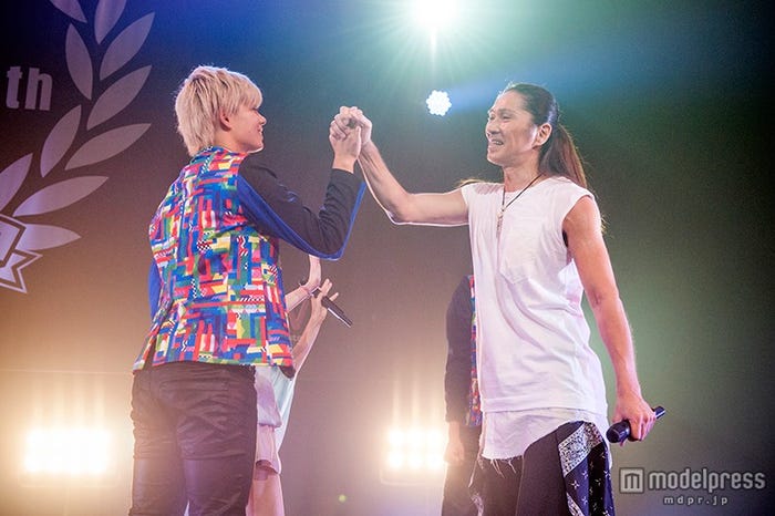 SAMと握手を交わすカイ