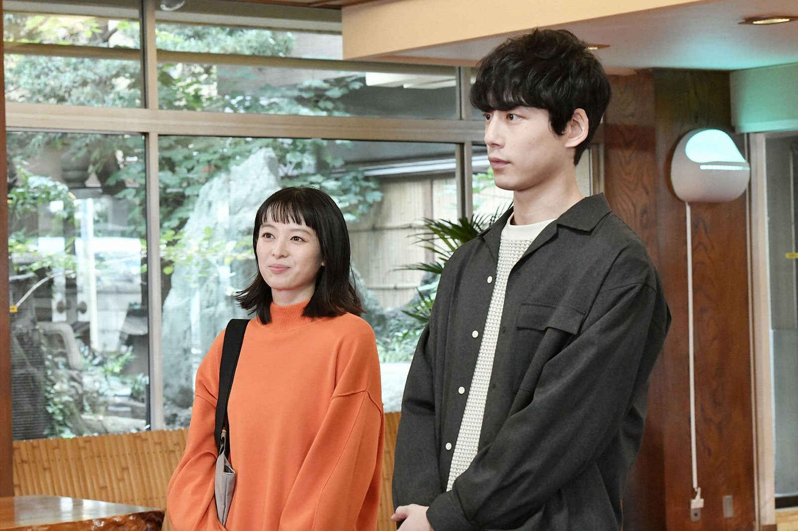 清野菜名、坂口健太郎／「婚姻届に判を捺しただけですが」第4話より（C）TBS