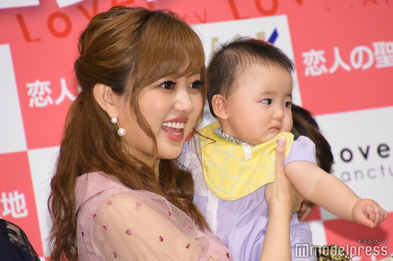 赤ちゃんを抱っこする菊地亜美（C）モデルプレス