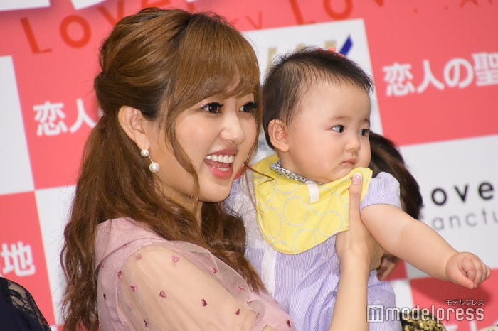 赤ちゃんを抱っこする菊地亜美(C)モデルプレス