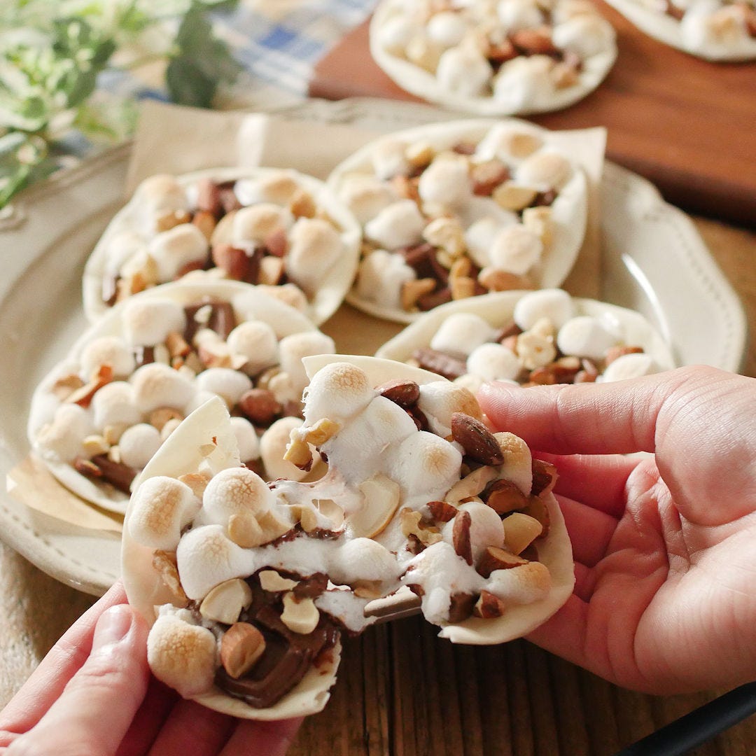 むっちりスモアチョコナッツピザ。餃子の皮でお手軽♪