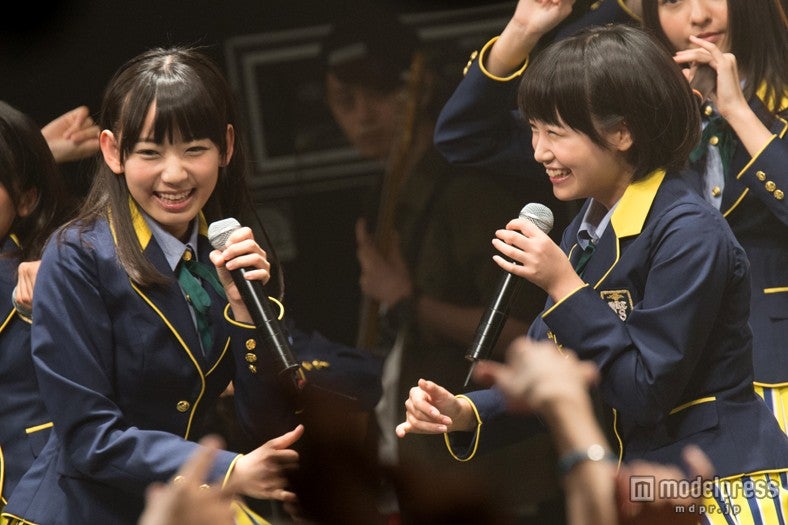 （左より）宮脇咲良、朝長美桜（C）AKS