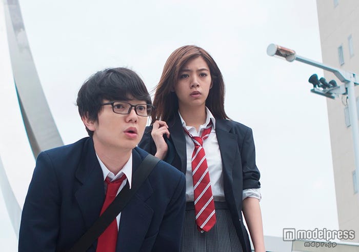 (左から)染谷将太、池田エライザ(C)若杉公徳/講談社 (C)2015「映画 みんな!エスパーだよ!」製作委員会