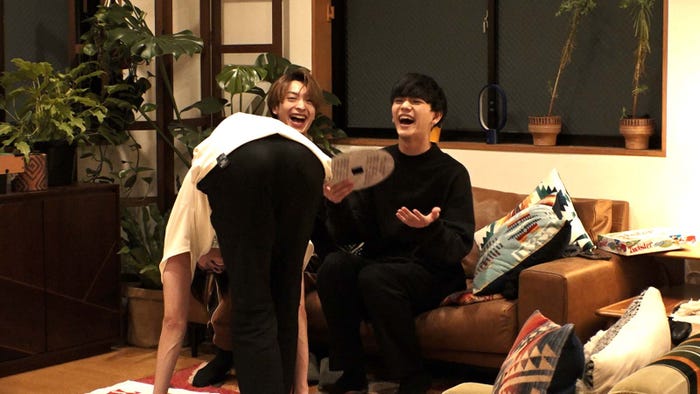 ツイスターゲームを楽しむメンバーたち/「The Usual Night いつもの夜」第6話より(C)ABCテレビ