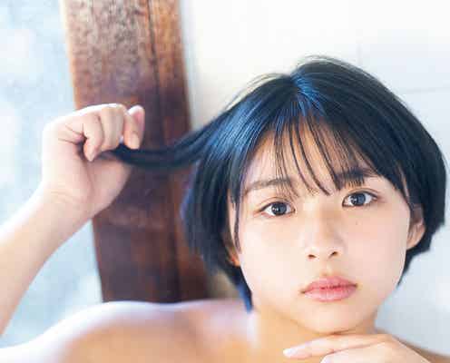 「クールドジ男子」で話題の“ショートカット美女”桑島海空、豊満バスト溢れるビキニ姿
