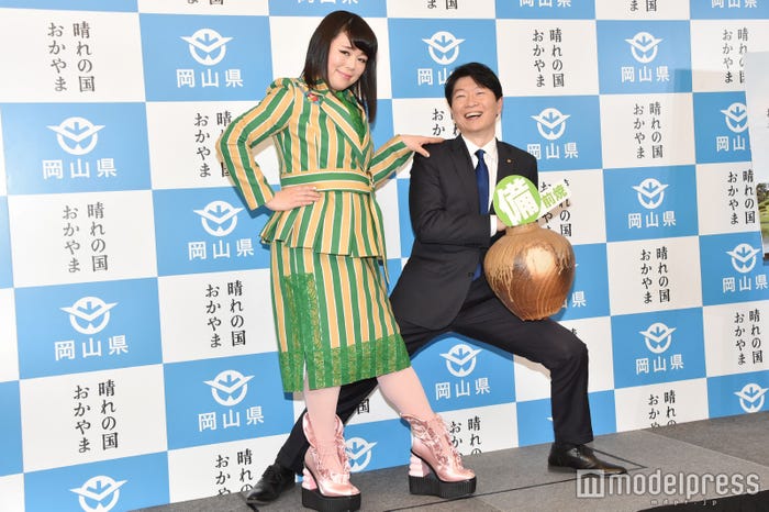 ブルゾンちえみ with 備(前焼)/備前焼を持つのは伊原木隆太岡山県知事 (C)モデルプレス