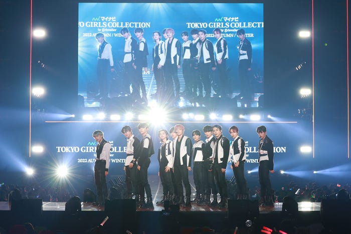 INI(C)マイナビ TOKYO GIRLS COLLECTION 2022 AUTUMN/WINTER