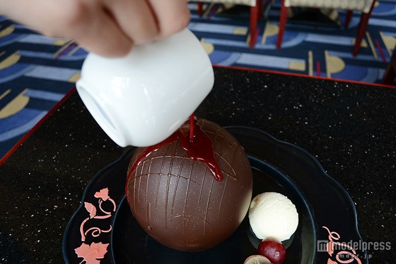 温かいラズベリーソースをかけると…