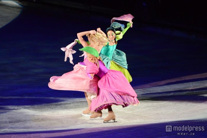 「ディズニー・オン・アイス」ドレスをボロボロにされてしまう