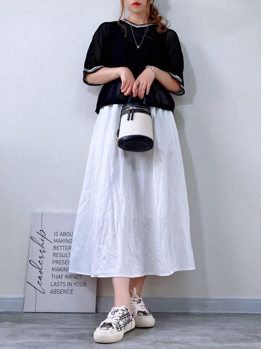 GU　GIRLSメッシュセーター　ブラック×ホワイトスカートの大人フェミニンコーデ