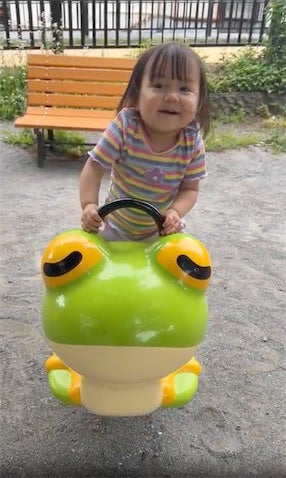 山本圭壱、愛娘・にこりちゃんの大好きな"ピョコピョコタンタン"姿に「全てが可愛い」の声
