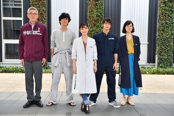 松重豊、井浦新、石原さとみ、窪田正孝、市川実日子/『アンナチュラル』より(C)TBS